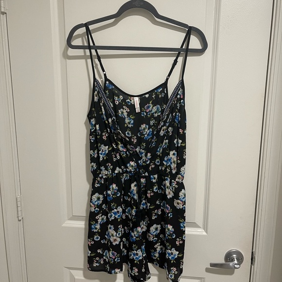 Xhilaration Pants - Xhilaration Floral Romper Size L